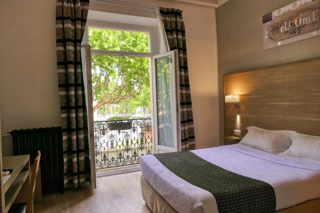 Hotel Univers Carpentras 2*,